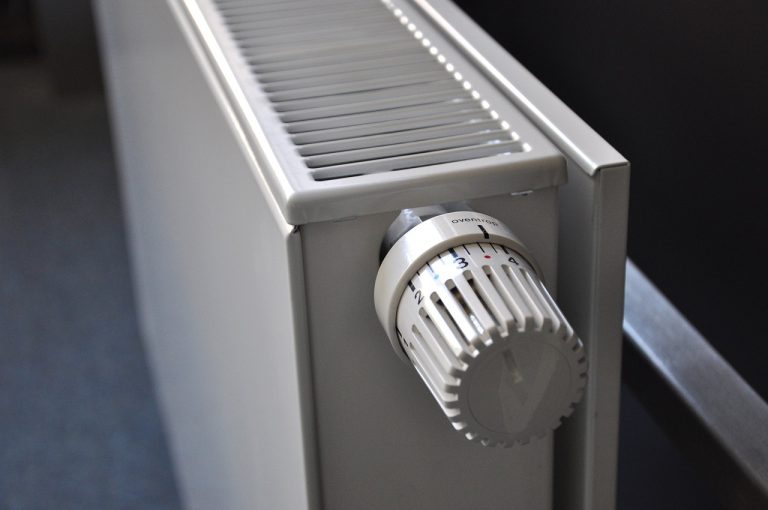 Radiateur qui fuit en bas : voici comment le réparer